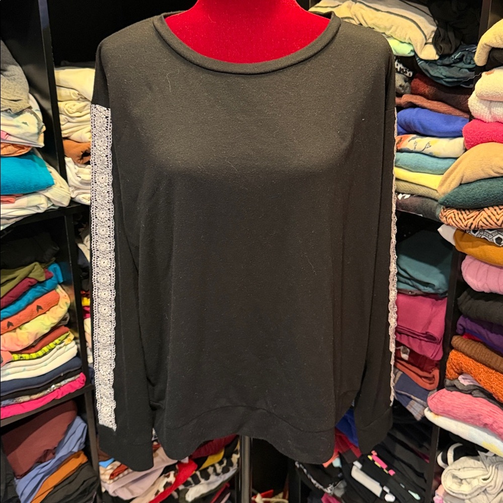 418 4/$32-Classic Black Crewneck. Xl